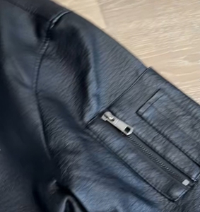 Chaqueta Bomber de Cuero PU Personalizada para Hombre, Chaqueta Casual Negra con Cierre, Logotipo Personalizado, Ropa Urbana, Suministro OEM ODM - Product Image 3