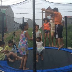 Trampolín de Grado Comercial de 6-16 Pies para <span class=keywords><strong>Niños</strong></span> y Adultos, con Red de Seguridad y Material de Espuma, para Uso en Interiores y Exteriores - Product Image 4