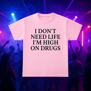 T-shirt 'Non ho bisogno della vita, sono drogato' - Maglietta divertente con meme, ironica e sarcastica, abbigliamento per rave - Product Image 3