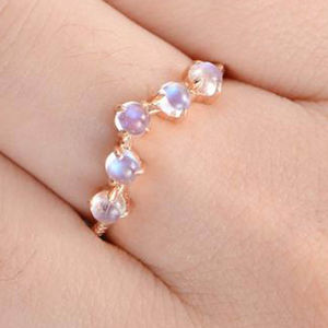 แหวนเงินแท้ 925 ชุบทองคำสีโรสโกลด์ ดีไซน์เรียบหรู ประดับด้วยมูนสโตนธรรมชาติ - Product Image 3