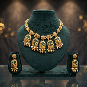 Conjunto de Joyería de Templo Chapado en Oro Antiguo del Sur de la India con Motivos de Elefante y Pavo Real en Esmalte Verde, Collar con Pendientes Colgantes para Mujer - Product Image 3