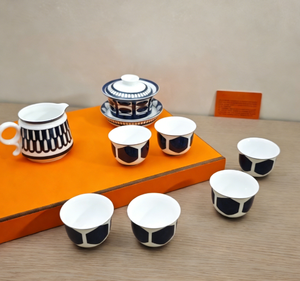 El juego de té Kung Fu de porcelana Red Iron Window Bone (8 piezas) presenta una porcelana con un alto contenido de álcali del 45% y mayor dureza. - Product Image 2