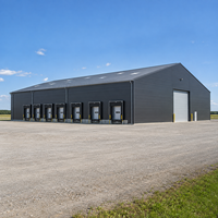 Entrepôt à structure en acier à portée libre, plusieurs baies de chargement, atelier métallique isolé et résistant aux intempéries, bâtiment de stockage/garage/bas-cour