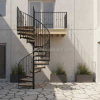 Escalier en spirale extérieur en fer avec marches en bois, design élégant Victoria pour jardin, patio ou terrasse