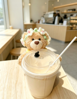 Décoration de tasse à café en peluche sur le thème floral de printemps, robe en crochet faite à la main amovible et bandeau fleuri