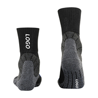 Les chaussettes de sport Coolmax peuvent être personnalisées avec le logo de broderie jacquard, les chaussettes d'équipage, les chaussettes de course et de randonnée et les semelles épaissies