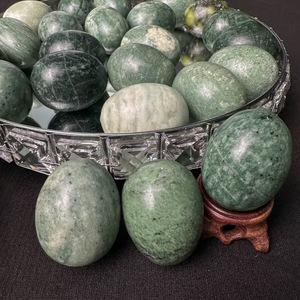 Venta al por mayor de huevo de jade Xiuyu de cristal verde pulido, piedra natural curativa, para la palma de la mano - Product Image 3
