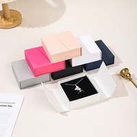 Emballage de bijoux personnalisé A1 style origami avec panneaux latéraux ouverts, insert foncé et boîte carrée pour cadeaux de boutique