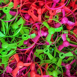 Giocattolo per Bambini Libellula in Plastica, Disco Volante a Trazione Manuale per Catapulta, Rotante per Giochi all'Aperto - Product Image 6