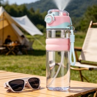 Bouteille d'eau en plastique pulvérisable 800 ml en PC/PP/Silicone pour la gym, la course, la randonnée, le refroidissement et l'hydratation, personnalisable
