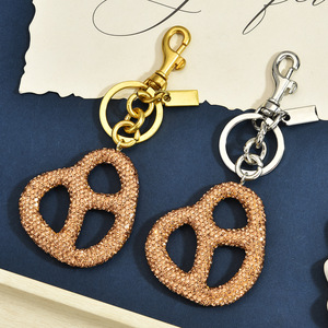Porte-clés LED en forme de bretzel avec breloque scintillante, mousqueton tendance, design métallique, ton argenté et doré, style luxe léger, cadeau promotionnel - Product Image 5