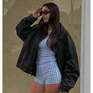 ชุดเซ็ต 2 ชิ้นลายสก็อตสำหรับผู้หญิง รุ่นคัสตอม 2026 เสื้อครอปแขนสั้นและกางเกงขาสั้น ชุดลำลองสำหรับฤดูใบไม้ผลิและฤดูร้อน พร้อมดีเทลซิป - Product Image 2