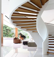 Escalier courbé sur mesure de haute qualité avec marches en bois et marches en pierre pour villas de luxe