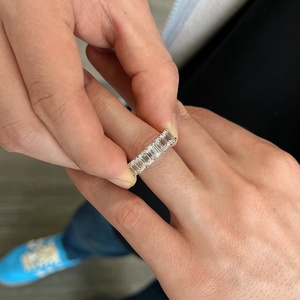 Anillo de Eternidad con Diamante Cultivado en Laboratorio, Corte Esmeralda, Oro de 18K, Bañado en Rodio, Certificado IGI, Regalo de Aniversario, Banda Completa de Piedras, Joyería Fina - Product Image 2