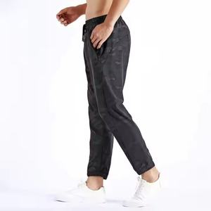 กางเกงกีฬา ฟิตเนส วิ่ง จ็อกกิ้ง ผู้ชาย ทรงหลวม สไตล์ลำลอง กางเกงลายพรางสำหรับผู้ชาย - Product Image 3