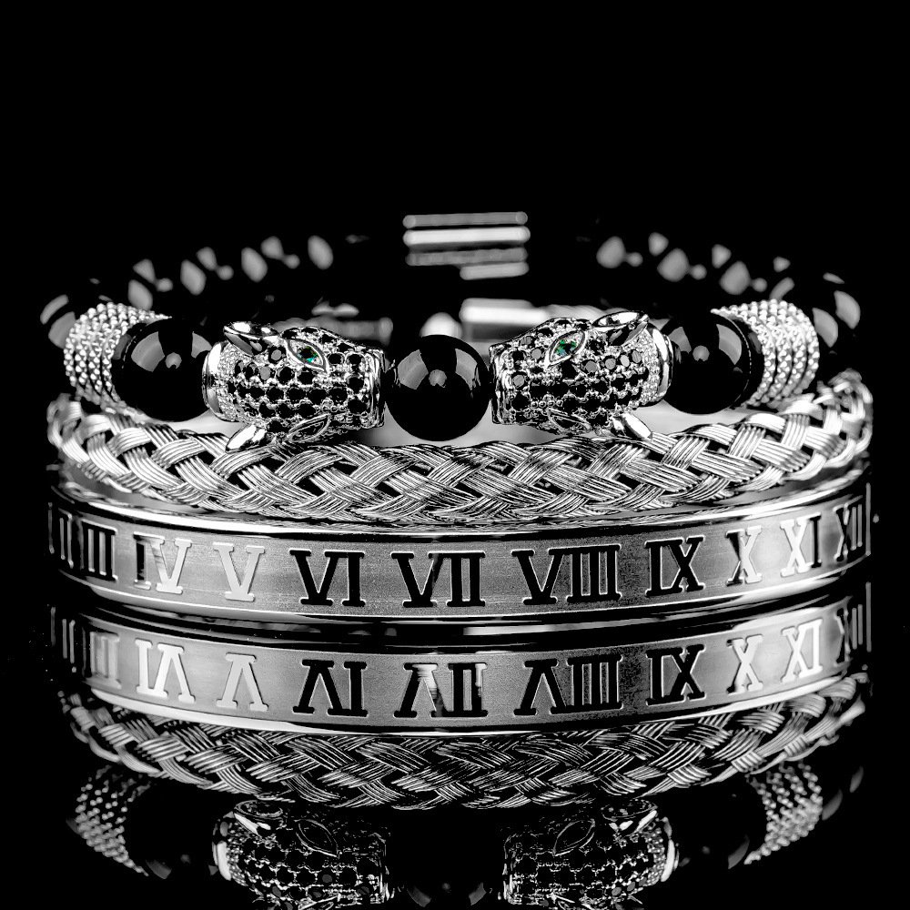 Oro bianco, diamante nero, testa di leopardo, numeri romani.