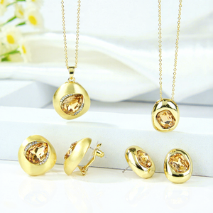 ชุดเครื่องประดับคริสตัลสไตล์วินเทจบาโรก สีทอง สร้อยคอและต่างหูแบบมีลวดลายไม่สม่ำเสมอ สไตล์ยุโรปเรียบง่าย เครื่องประดับสำหรับผู้หญิง - Product Image 1