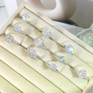 Bague de fiançailles en cuivre pour femme, zircon rond, plaqué rhodium, style classique, sertissage à griffes avec pierres latérales - Product Image 6