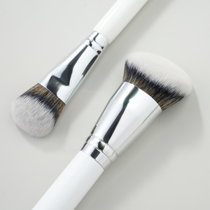 <span class=keywords><strong>Pinceau</strong></span> <span class=keywords><strong>de</strong></span> maquillage oblique <span class=keywords><strong>Kabuki</strong></span> simple et luxueux avec manche en bois blanc, logo personnalisé, pinceaux <span class=keywords><strong>de</strong></span> maquillage individuels pour le correcteur, le <span class=keywords><strong>fond</strong></span> <span class=keywords><strong>de</strong></span> <span class=keywords><strong>teint</strong></span> <span class=keywords><strong>liquide</strong></span> - Product Image 4
