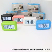 Réveil électronique 2026 en plastique au design simple, avec affichage de la date, de la température et fonction veilleuse, idéal pour le bureau, l'étude et les étudiants (unisexe)