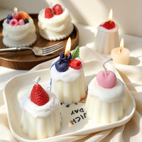 Handgemachte Sojawachs-Duftkerze in Früchtekuchen-Form, Realistische Erdbeer-Sahne-Dessert Aromatherapie-Kerze, Kreative Lebensmittelförmige Kerze