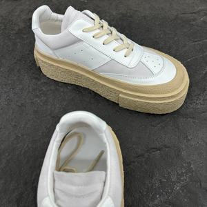 Chaussures de course tendance respirantes en cuir véritable avec semelle intermédiaire en caoutchouc pour hommes, blanches, à lacets, avec fonction rehaussement - Product Image 5