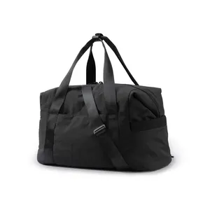 กระเป๋าเดินทางสีดำสำหรับค้างคืนวันหยุดสุดสัปดาห์ถือบนกระเป๋าทนทานกันน้ำกีฬากระเป๋า Duffle สำหรับกลางแจ้ง