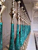 Planche de pierres précieuses, design d'intérieur de luxe, villa à Dubaï, main courante d'escalier en pierre de malachite, pilier