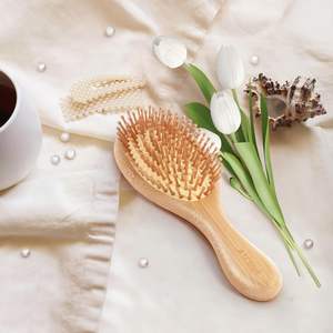 Meilleure vente <span class=keywords><strong>Brosse</strong></span> à cheveux en bambou de haute qualité avec palette de massage démêlante naturelle Peigne à graver avec logo personnalisé pour salons de beauté - Product Image 1