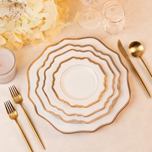 Piatto da portata in porcellana Bone China con bordo in oro, a forma floreale, per matrimoni ed eventi, piatto da dessert, all'ingrosso - Product Image 1