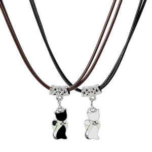 Colliers tendance <span class=keywords><strong>pour</strong></span> <span class=keywords><strong>couple</strong></span> chat noir et blanc <span class=keywords><strong>pour</strong></span> femmes et hommes, ensemble <span class=keywords><strong>de</strong></span> colliers avec pendentif perle lumineuse et cordon en cuir, cadeaux bijoux - Product Image 1