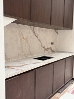 Comptoirs de cuisine/entrepôt en pierre de quartz artificielle Calacatta à veines dorées, surface pleine, imprimés en 3D, grandes dalles, certifiés NSF