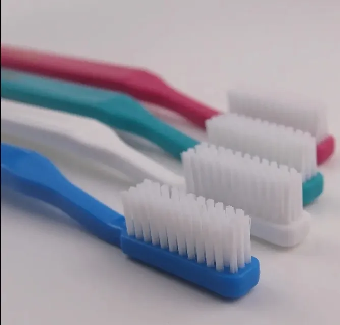 יצרן סיטונאי מותאם אישית זול פלסטיק מלון מברשות שיניים חד פעמיות למבוגרים עם הדפסת לוגו
