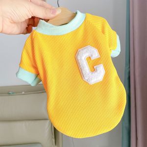Camisa de punto tipo gofre para mascotas con diseño de letra C amarilla para gatos y perros, para usar en verano y otoño - Product Image 1