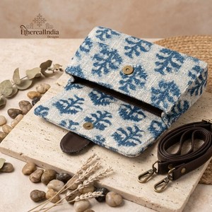 Sac bandoulière artisanal en coton imprimé indigo, pochette à rabat style bohème, export en gros Inde - Product Image 5