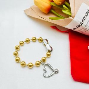 Joyería al por Mayor AB, Brazalete de Corazón para Mujer <span class=keywords><strong>Uno</strong></span> 50, Acero Inoxidable Chapado en Oro, Brazalete con Bola Grande de 10 mm y Dije de Corazón - Product Image 5