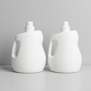 Bouteille en plastique HDPE personnalisée de 2 L pour détergent et blanchiment, avec poignée de transport et <span class=keywords><strong>bec</strong></span> verseur - Product Image 1