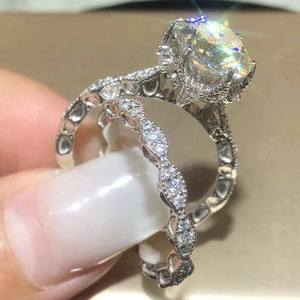 Anello Floreale Cavo con Zirconi per Donne, Gioiello da Dito Classico ed Elegante - Product Image 1