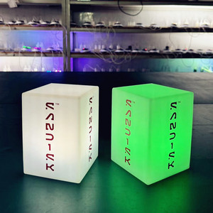 Lampada <span class=keywords><strong>da</strong></span> <span class=keywords><strong>Tavolo</strong></span> Personalizzabile, Cubo Luminoso LED con Logo Aziendale, Centrotavola per Eventi Aziendali - Product Image 1
