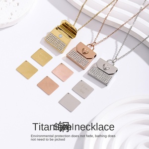 Collana Personalizzata con Ciondolo a Forma di Borsetta in Acciaio Inox Placcato Oro, Incisione Personalizzata per Coppie - Vendita all'Ingrosso - Product Image 4