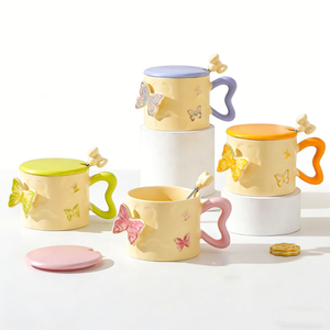 Nouvelle tasse à café en céramique 3D personnalisée avec relief papillon, cuillère et couvercle, mugs en céramique 3D personnalisés pour cadeaux d'amis - Product Image 1