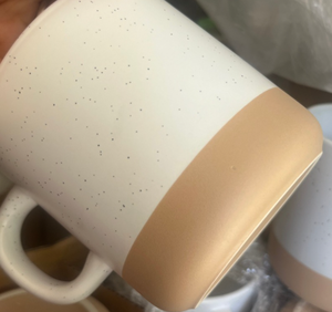 แก้วกาแฟเซรามิกสองสีลายจุด ผิวด้าน ดีไซน์มินิมอล บรรจุในกล่องแบบกริด ใช้ในบ้าน ปลอดภัยสำหรับเครื่องล้างจานและไมโครเวฟ - Product Image 6