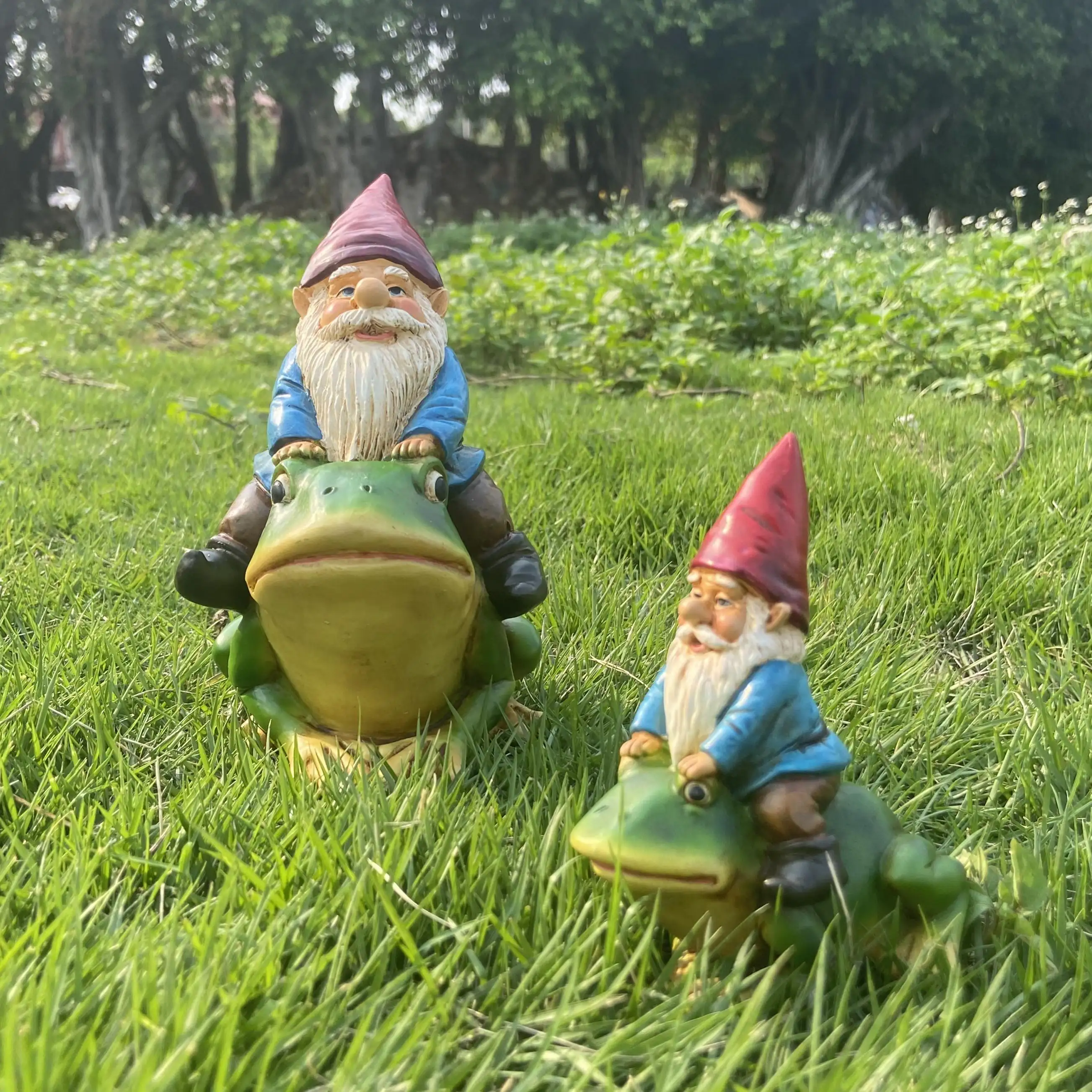 Esin-estatua de gnomos sentado en Rana, decoración bonita de resina para jardín, adornos divertidos de Gnomo para decoración de exteriores o casa