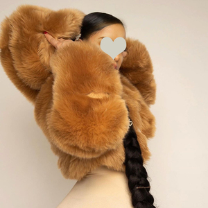 سترة قصيرة براقة من الفرو الصناعي مع غطاء رأس للنساء بألوان متنوعة - Product Image 1