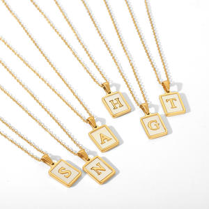 Collar con colgante inicial de acero inoxidable de oro de 18 quilates para mujer, estético impermeable con incrustaciones de letras de concha blanca - Product Image 4