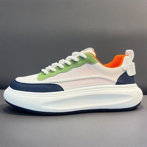 Las Nuevas Zapatillas Deportivas Blancas de Malla Son Modernas y Versátiles, de Caña Baja - Product Image 1