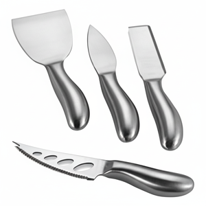 Ensemble de fromages en acier inoxydable fabriqué à la main Poignées de finition polie Opération manuelle Conçu pour une table élégante Affiche des aliments gastronomiques - Product Image 1