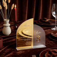 Menu de mariage personnalisé en acrylique doré découpé au laser avec numéros de table et décorations