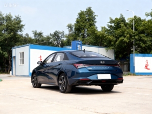La <span class=keywords><strong>Hyundai</strong></span> Elantra 1.5L CVT LUX Ultimate Edition 2021 è una berlina compatta. - Product Image 6