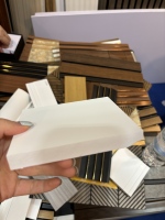 Plinthe de plafond en PVC haute densité, design moderne, résistante à l'humidité, durable, écologique, pour hôtel, appartement, bureau, immeuble